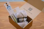 otevřený DIY Box od Knitters & Coffee k upletení čelenky z příze DROPS Snow