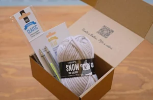 otevřený DIY Box od Knitters & Coffee k upletení čelenky z příze DROPS Snow