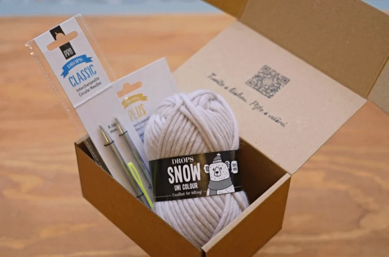 otevřený DIY Box od Knitters & Coffee k upletení čelenky z příze DROPS Snow
