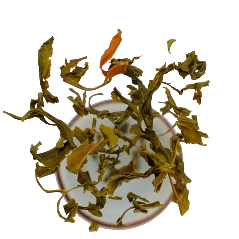 zelený čaj s magnólií, který padá do šálku. Kvalitní zelený čaj z Dobré Čajovny.