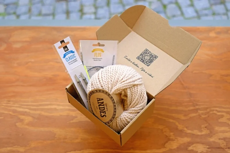 otevřený tvořivý Box - pletení pro začátečníky. Uvnitř je příze Andes značky DROPS