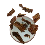 Earl Grey, který padá do šálku. Černý čaj ovoněný bergamotem