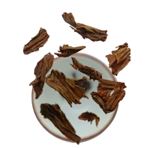 Earl Grey, který padá do šálku. Černý čaj ovoněný bergamotem