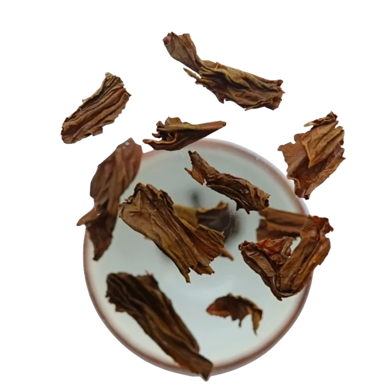 Earl Grey, který padá do šálku. Černý čaj ovoněný bergamotem