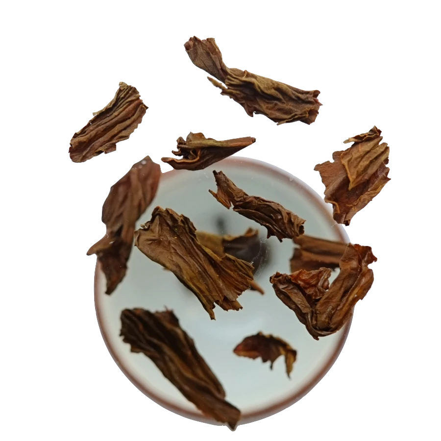 Earl Grey, který padá do šálku. Černý čaj ovoněný bergamotem