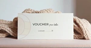 Produktová fotka voucheru od Knitters & Coffe, v pozadí je upletená šála