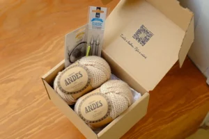 DIY Tvořivá sada od Knitters & Coffee na dřevěné desce, dvě klubka DROPS Andes