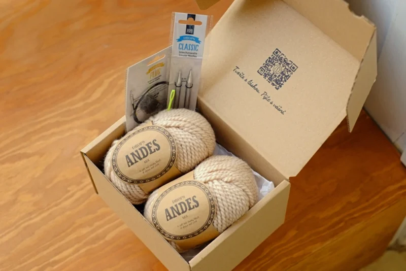 DIY Tvořivá sada od Knitters & Coffee na dřevěné desce, dvě klubka DROPS Andes