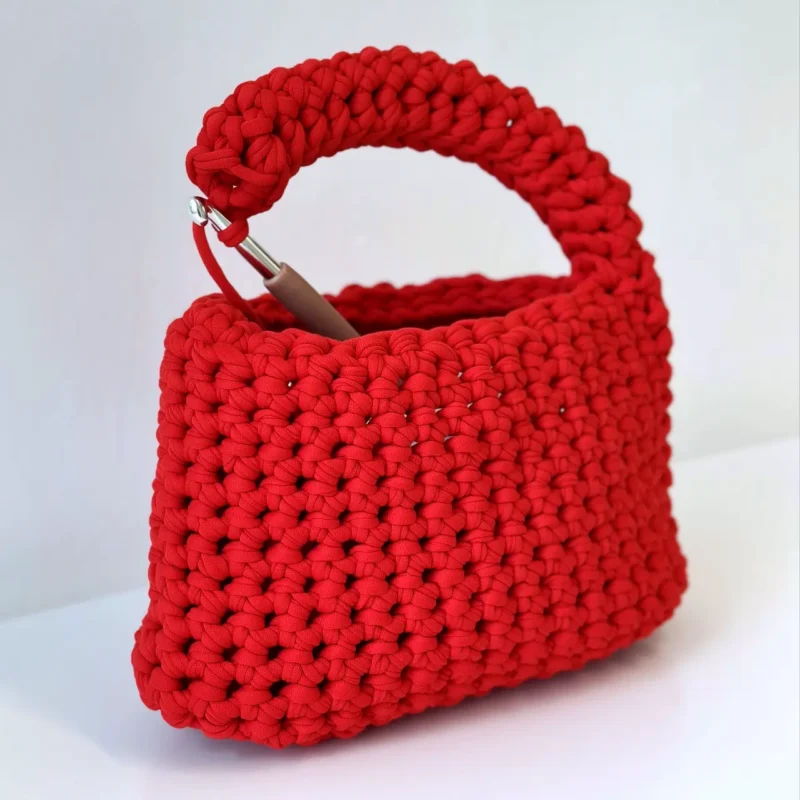 háčkovaná handmade kabelka pomocí háčkovacího boxu od knitters & coffee