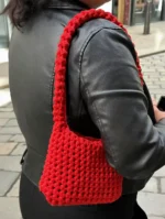 červená háčkovaná kabelka přes rameno