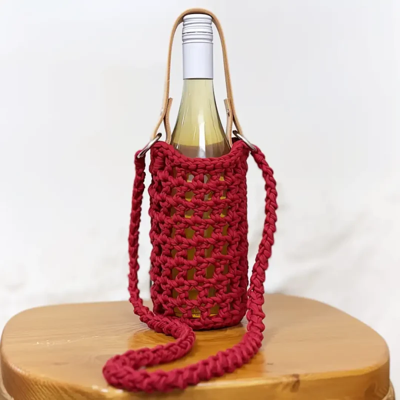 háčkovaný nosič na víno podle návodu na háčkování a pomocí DIY sady na tvoření