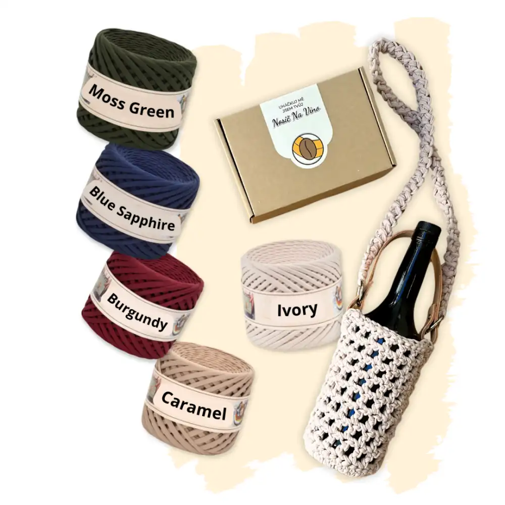 Háčkovací box s uháčkovaným nosičem a vedle jsou všechny barvy šňůry Bobilon micro. Moss green, Blue sapphire, Burgundy, Caramel, Ivory