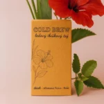 Balení sáčků pro přípravu ledového ibiškového čaje s bylinkami tulsi a citrónovou trávou