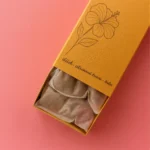 pootevřená krabička s čajovými sáčky na domácí přípravu ledového ibiškového čaje