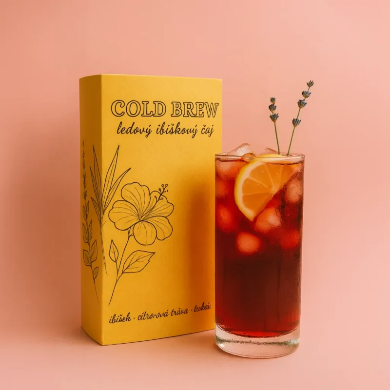 krabička ledového ibiškového čaje se sklenicí ledového ibiškového čaje ve sklenici s plátkem citronu
