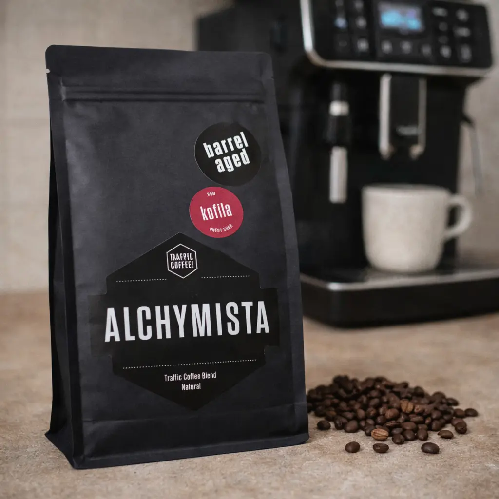 balíček kávy Alchymista od pražírny Traffic Coffee vedle automatického kávovaru